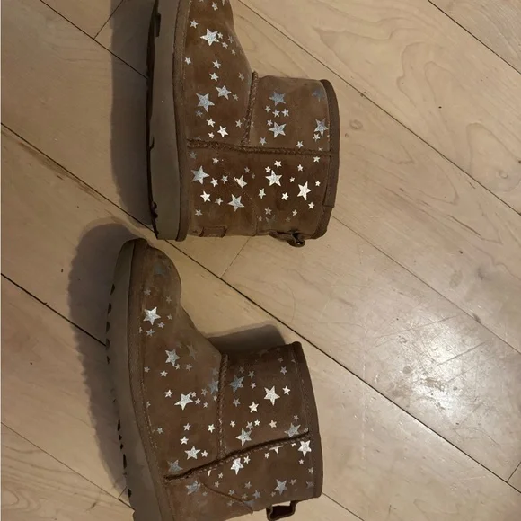 Kids UGG Brown Boots with Star Design - size 1 - Picture 3 of 4